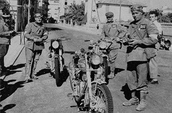 1948 ISDT Italy Vic Brittain 350 Bullet at a checkpoint