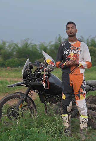 CS Santosh, นักแข่งรถ Dakar