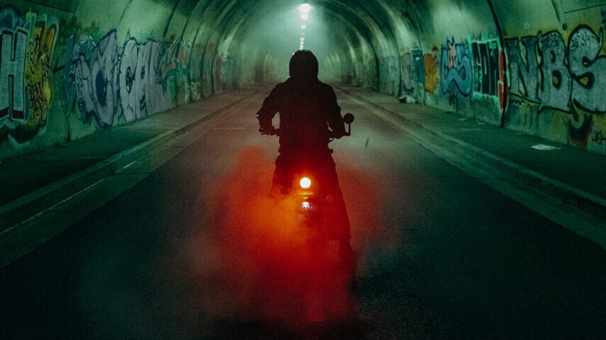 Fahren Sie mit einem Royal Enfield Shotgun 650-Motorrad in einem Tunnel
